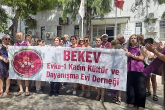 İzmir Buca'da polikliniğin kapatılmasına kadınlardan tepki: Hem sağlığa hem ekonomiye zarar