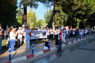 Ege Üniversitesi Hastanesi işçileri geriye dönük alacakları için tam gün iş bıraktı