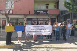 Esenyalı'da kadınlar boş beslenme çantalarıyla okul önünden seslendi: “Ücretsiz sağlıklı bir öğün için bütçeden kaynak ayrılsın!”