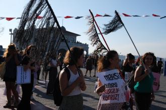 Kadınlar Mahsa Jina Amini’nin yıl dönümünde İstanbul’da buluştu: Yaşasın kadın dayanışması