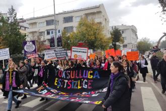 Bölge illerinde 25 Kasım | Kadınlar yasaklara rağmen alanlara çıktı: Özgürlük ve barış mücadelemiz devam edecek