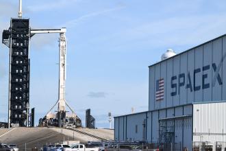 SpaceX, uzay yolculuğunu yarına erteledi