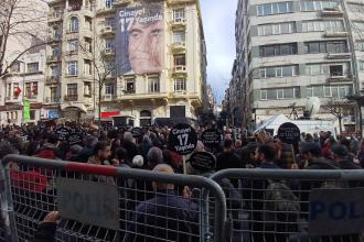 17 yıl sonra, Agos’un önünde: Burada insanlar niye toplanmış?