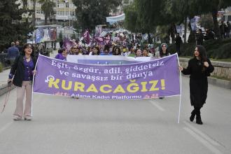 Adana’da kadınlar barış, eşit bir dünya, ve eşit işe eşit ücret istedi