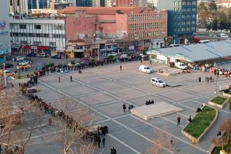 Diyarbakır’da yokluk kuyruğu: Bu hale düşürenler, fotoğrafa bakınca utanıyorlar mı?