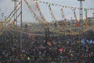 2024 Diyarbakır Newroz'unda yüz binler bir araya geldi: Özgürlüğün ve barışın zamanı