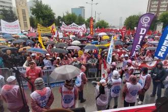 Ankara’da sağanağa rağmen emekçiler talepleriyle 1 Mayıs alanındaydı