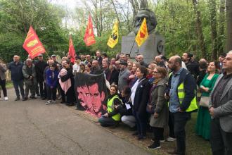 Denizler, Londra'da Marx anıtı önünde anıldı