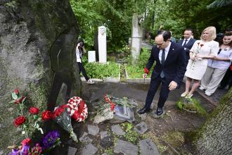 Nazım Hikmet, ölümünün 61. yılında Moskova'daki mezarı başında anıldı