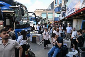 Bayram arefesinde vatandaşlar hem geciken seferlerden hem de bilet fiyatlarından şikayetçi