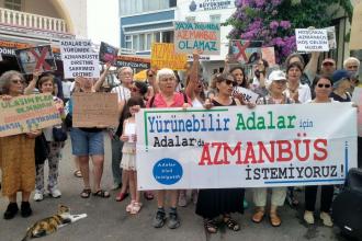 Ada halkı adalardaki otobüslere karşı eylem yaptı