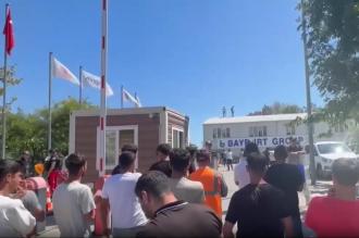 Maaşını alamayan işçiler vince çıkıp eylem yaptı