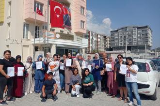 Kadınlar Söke’de okul servislerinin kaldırılmasına tepki gösterdi