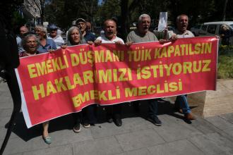 Emekli Meclisinden protesto: TÜİK binasına domates fırlatıldı