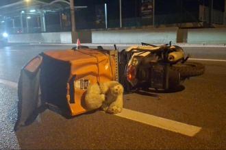 Bursa'da, bariyerlere çarpan motosikletli kurye hayatını kaybetti