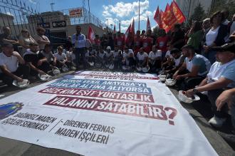 Direnişteki Akcanlar ve Fernas işçileri Bakanlık önünde: Ya hep beraber ya hiçbirimiz