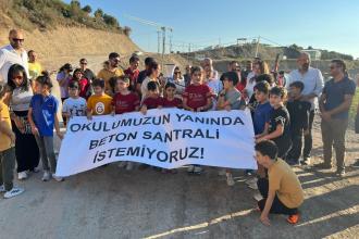 Antakya'da velilerden beton santrali protestosu: Çocuklarımızın geleceğini riske atmayın