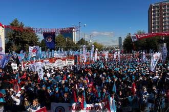 Türk-İş mitingine katılan yüz binin üzerinde işçi "Zordayız, geçinemiyoruz" dedi