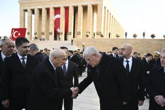 Anıtkabir'deki devlet töreninde Bahçeli-Dervişoğlu tokalaşması