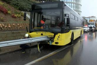 Kadıköy'de İETT otobüsü bariyere saplandı