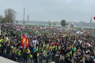 Düsseldorf’ta 35 bin kişi sosyal kesintilere karşı miting yaptı 