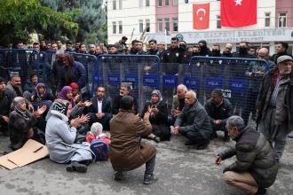 Halfeti Belediyesi önünden seslendiler: "Kayyım sen nerelisin?"