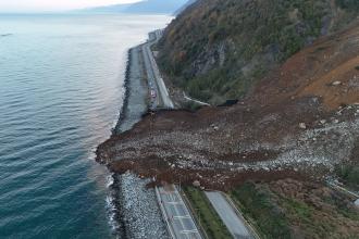 Artvin'de heyelan | Karadeniz Sahil Yolu ulaşıma kapandı