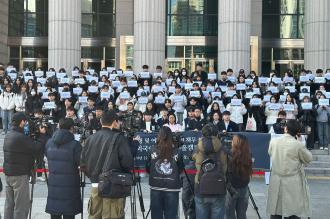 Almanya'da çevre savunucuları Dünya LNG Zirvesi'ni protesto etti