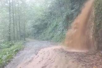 Rize’de heyelan nedeniyle köy yolu kapandı