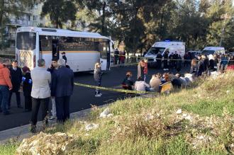 Okul servisi park halindeki tıra çarptı, bir öğrenci hayatını kaybetti