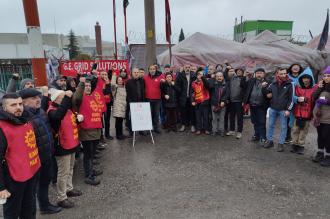 Bayhan grevdeki metal işçileriyle bir araya geldi: ‘Emeğin hakim olduğu bir ülkeyi hep birlikte inşa edeceğiz’