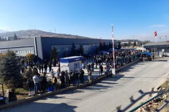 CRS Tesktil işçileri ödenmeyen haklarını almak için iş durdurdu