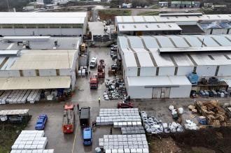 Sakarya'da yalıtım fabrikasında yangın çıktı: 2 işçi yaralandı