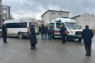 Sivas'ta okul servisi ile cipin çarpıştığı kazada 3'ü öğrenci 4 kişi yaralandı