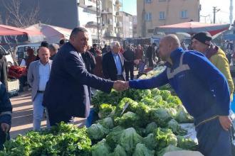 Niğde'de pazarda alışveriş yapan vatandaş: Yokluk çoğaldı