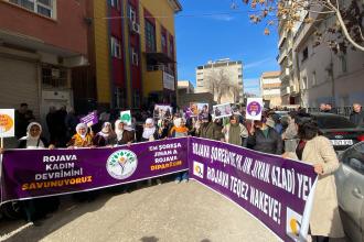 Kadınlar Kobanê sınırına yürüyor