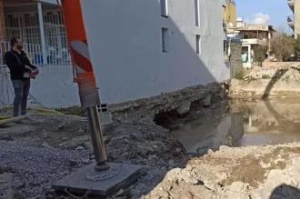 İskenderun'da kazı çalışması sırasında temeli hasar gören bina boşaltıldı