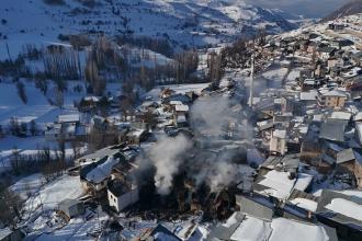 Erzurum'da yangın: 10 ev, 5 ahır ve 3 depo küle döndü