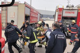 Bursa’da yangına müdahale eden itfaiye eri, çatının çökmesiyle yaralandı