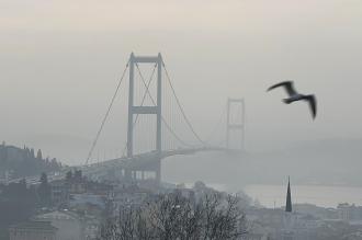 İstanbul ve Çanakkale boğazlarında gemi trafiği sis nedeniyle askıya alındı