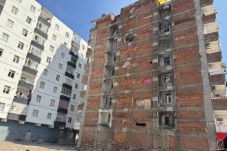 Yıkım sırasında zarar gören binaya tahliye kararı verildi; taşınamıyorlar