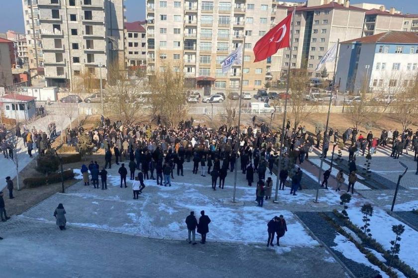 Vanlılar belediye önünde Zeydan’a verilen hapis cezasını protesto etti