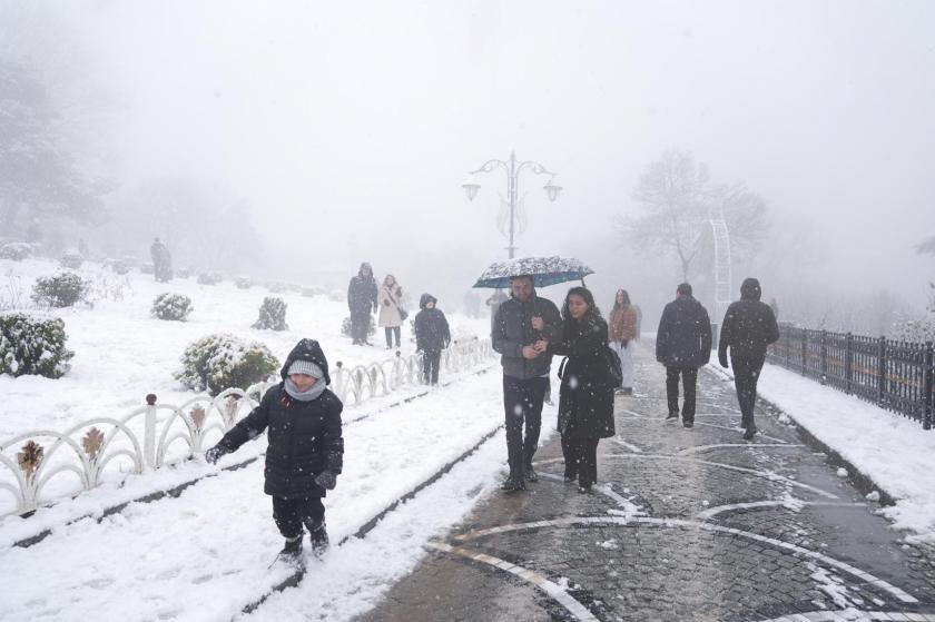 Yoğun kar yağışı nedeniyle bazı illerde okullar tatil edildi