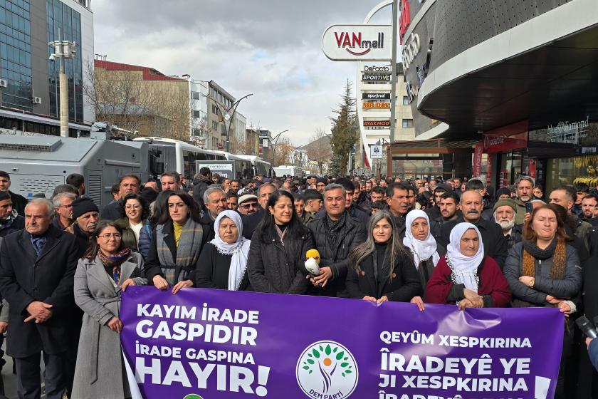 Van'da kayyım protestosu: "Bu barikatlar çözüm değil"