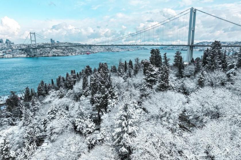 İstanbul'un bazı bölgelerinde kar yağışı etkisini artırdı