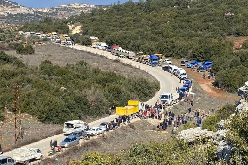 Hatay Altınözü'nde mahalle sakinleri, taş ocağının kamyon ve kepçelerinin önünü kesti