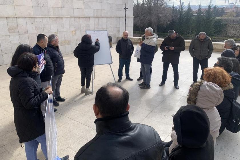 Sendika odasına el konulan sağlık emekçileri toplantılarını hastane girişinde yaptı