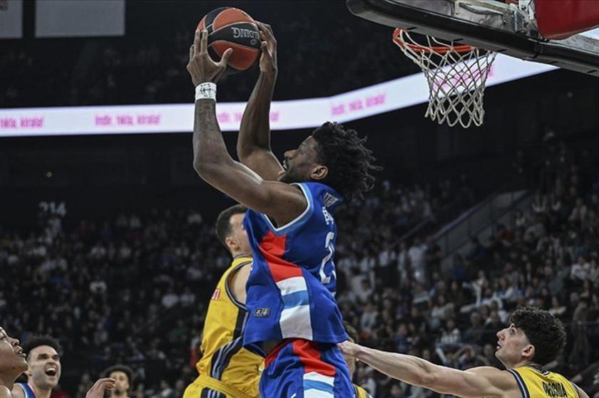 Anadolu Efes, sahasında ALBA Berlin'i mağlup etti