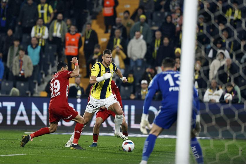 Fenerbahçe, Antalyaspor'u 3-0 mağlup etti