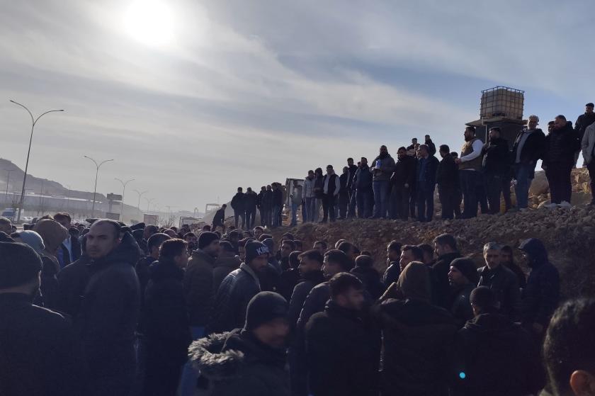 Tüm vardiyalar fiili greve katıldı: Durkar Halı’da direniş ikinci gününde